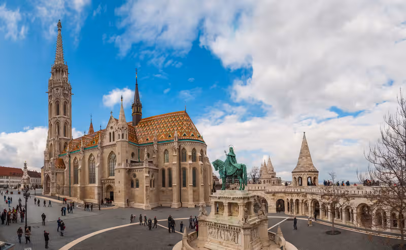 Private Buda Castle walking tour and Danube river cruise with Margaret Island